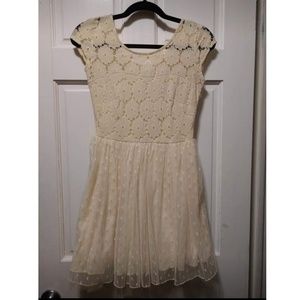 Cream Lace and Tulle Dress 🌼🦢👰